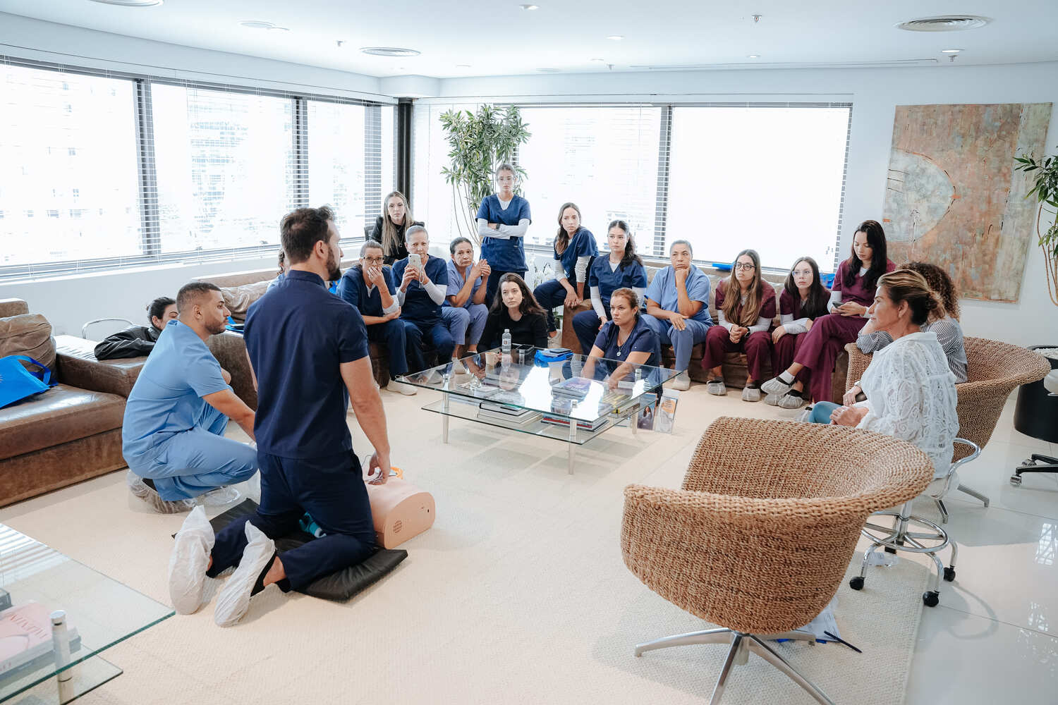 Treinamento CLS com equipe em simulação prática